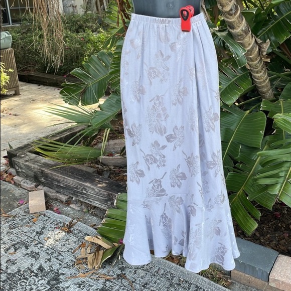 Silver lilac floral maxi skirt with a ruffled hem - Picture 3 of 6